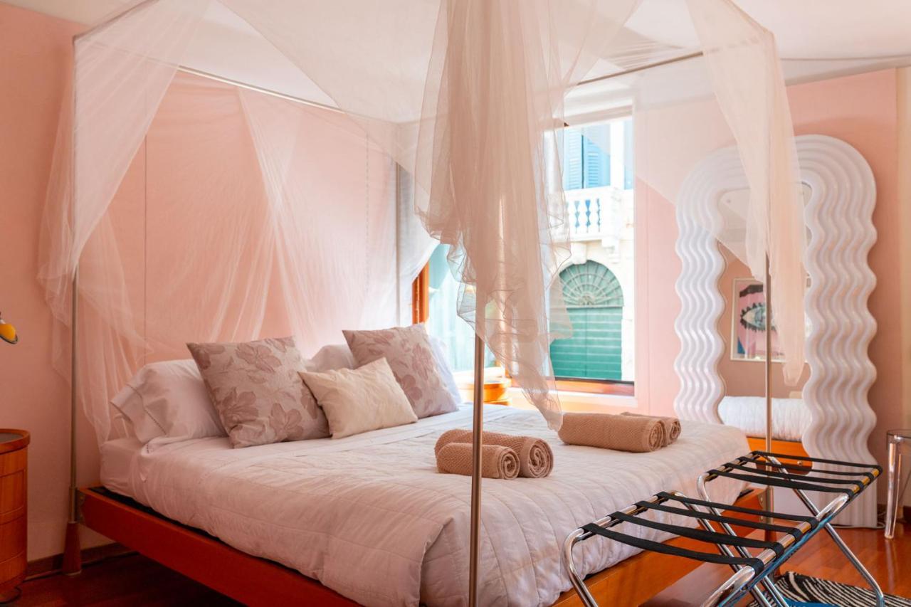 Dom wakacyjny Casa Flavia Ai Morosini - Luxury With Canal View Wenecja