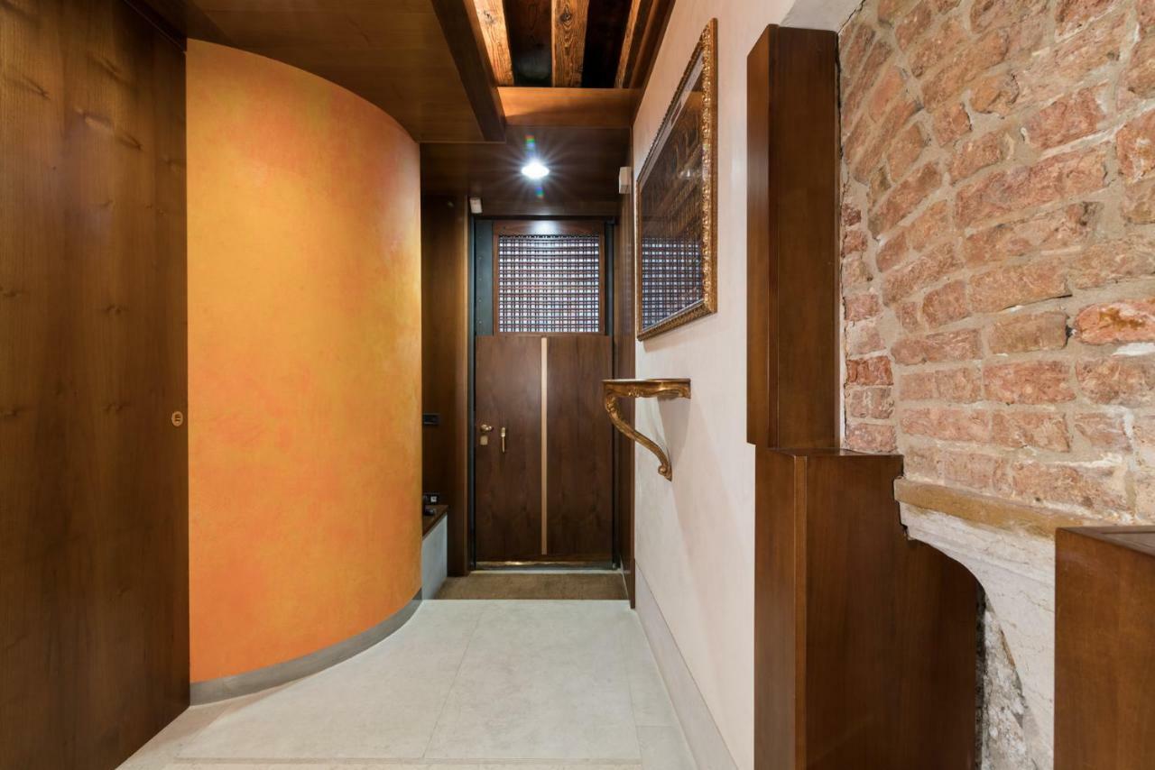 Dom wakacyjny Casa Flavia Ai Morosini - Luxury With Canal View Wenecja
